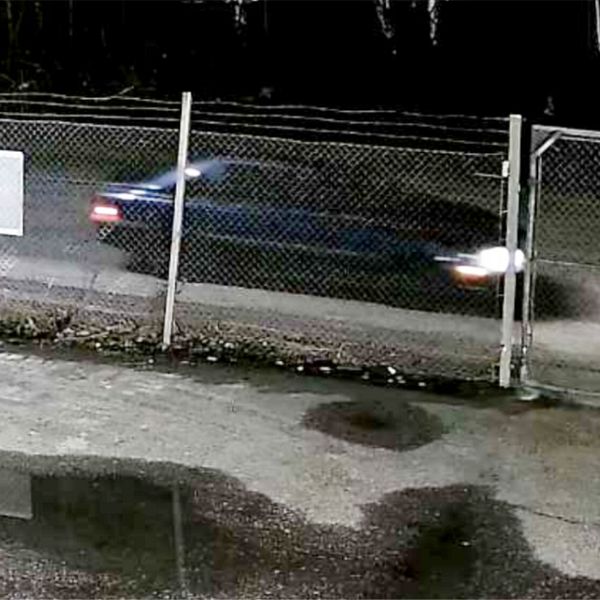 En delad bild som visar två sektioner. Den vänstra sektionen innehåller en grön bensindunk placerad på en grusig yta nära en byggarbetsplats, med en svart slang kopplad till dunken. Den högra sektionen visar en oskarp bild av en blå bil som kör snabbt förbi en hägnad, med reflektioner från bilens strålkastare synliga i natten.