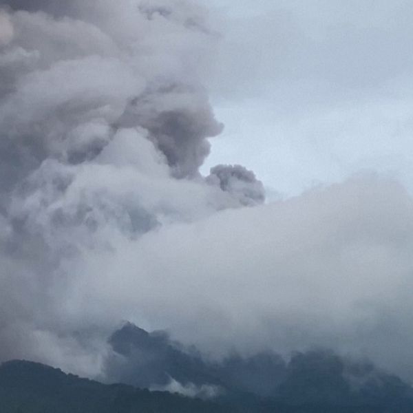 Stora rökmoln från en vulkan på Indonesien.