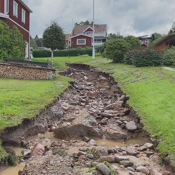 Hemma hos Maria Jax i Rättvik där ett stort dike bildades i gräsmattan när vattnet drog med sig underlaget.