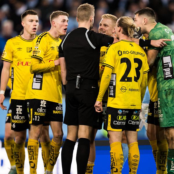 Malmö FF:s lagkapten Pontus Jansson och Elfsborg-spelare runt domaren.