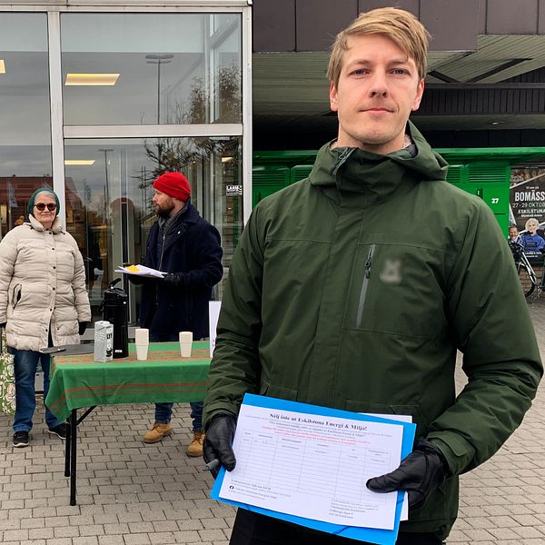 Vänsterpartiets ordförande i Eskilstuna Adam Määttä samlar in underskrifter för en folkomröstning utanför en matbutik