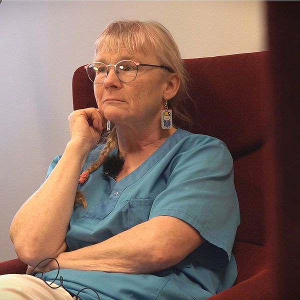 Delad bild. Till vänster: barn i rosa jacka utomhus. Till höger: person i vårdkläder inomhus.