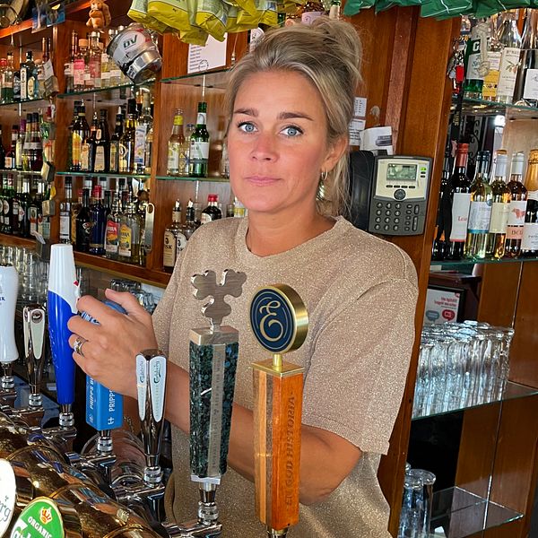 Sara Johansson bakom bardisken på puben Telegrafen i Helsingborg.