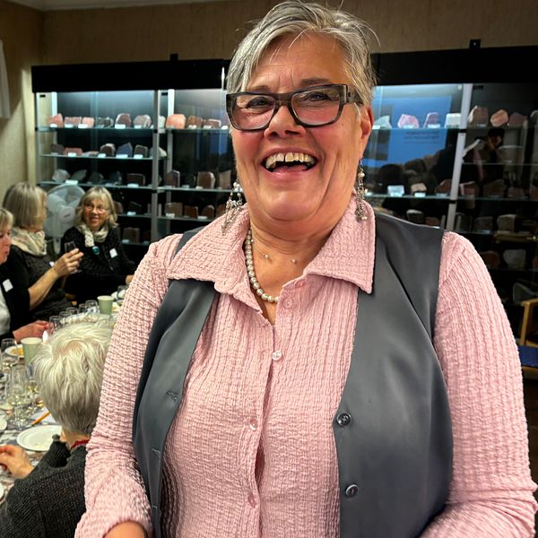 Kerstin Hedvall är kommittéansvarig för Vänkretsen för singlar. Här står hon vid bordet under en pågående champagneprovning.