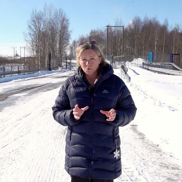 Randi Gitz, reporter vid SVT Nyheter Norrbotten, står ute i Svartöstaden och tittar in i kameran. Svarar på frågor om SSAB:s planerade stålverk