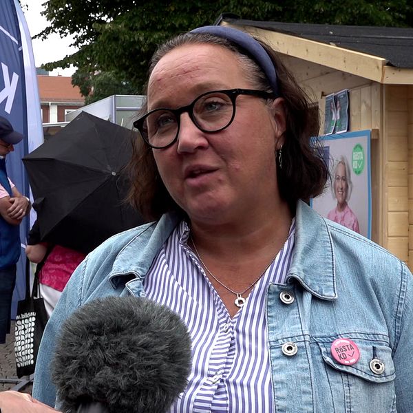 regionrådet Mia Frisk (KD) intervjuas utanför valstugor i Jönköping 2022.