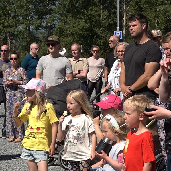delad bild på dels en äldre man i solglasögon och dels publik