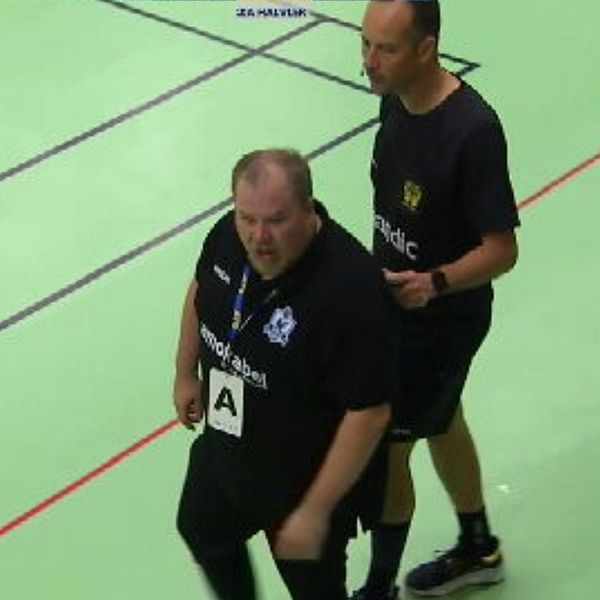 Amos tränare Andreas Stockenberg rasande på domaren.