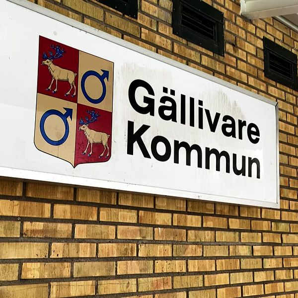 En skylt med Gällivare kommun och kommunvapen på.