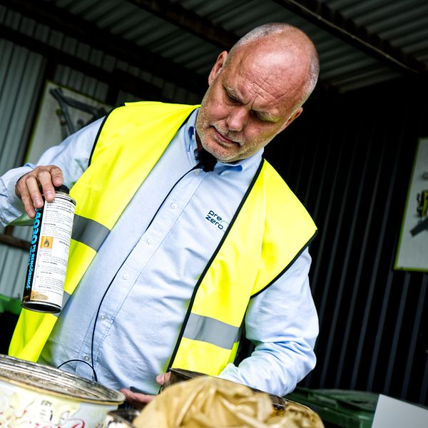Man framför kemikalier på bild