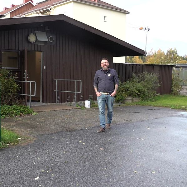 Lärare står utanför akutskolan Delta i Nyköping.