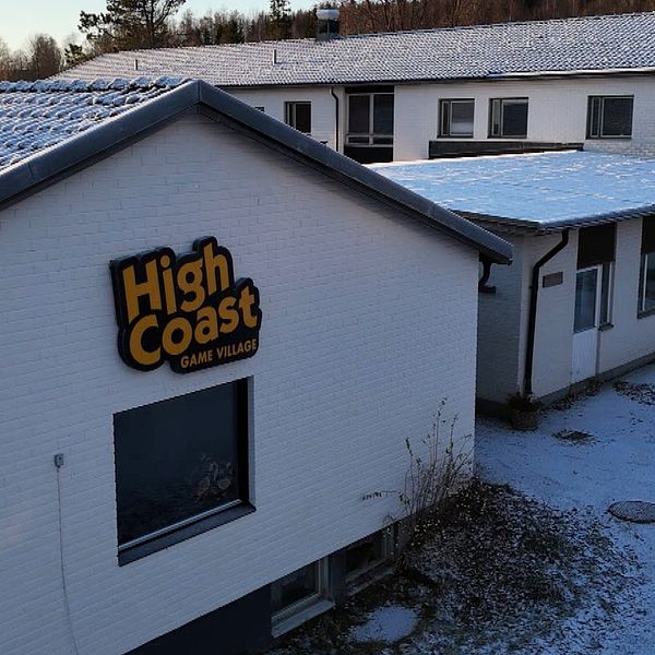 Kommundirektör Peter Carlstedt bredvid High Coast Game Village i Nordingrå