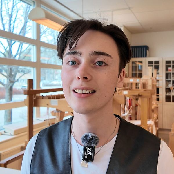 Delad bild. Till vänster: kvinna i blå klänning. Till höger: person i väst i ljust rum.