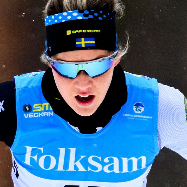 En delad bild som visar en kvinnlig skidåkare i två sektioner. Till vänster ses skidåkaren i rörelse på en snötäckt skidbana, och till höger är en närbild av skidåkaren klädd i en blå tävlingsdräkt med sponsorlogotyper.