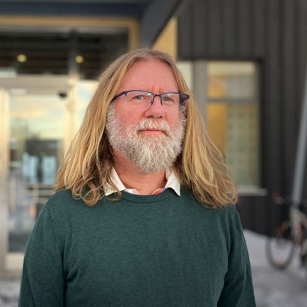 Fredrik Åhs, professor i psykologi står utanför mittuniversitetet i Östersund