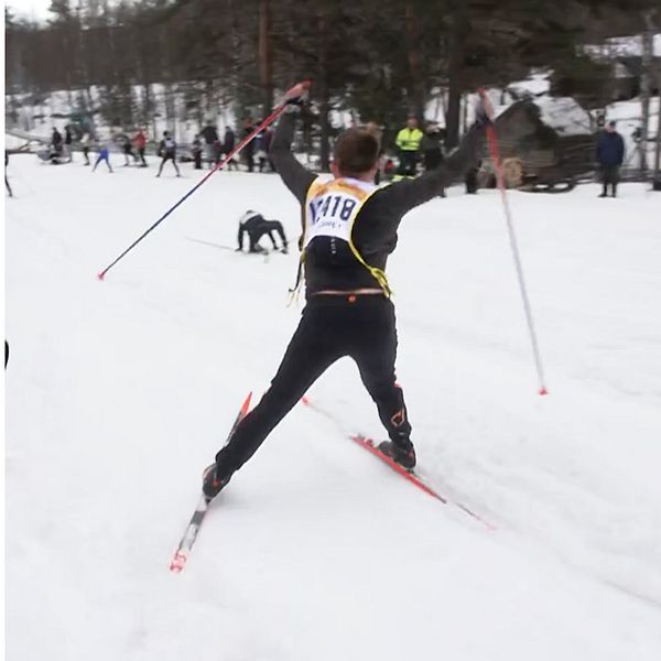 Tvådelad bild. Till vänster: person med mikrofon. Till höger: skidåkare i spåret.