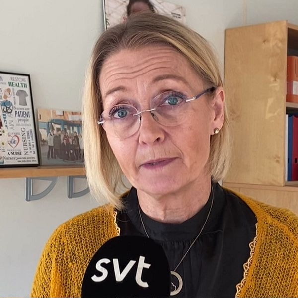 Vårdförbundet Västmanlands ordförande Ingrid Edman och informationsskylt utanför regionhuset i Västerås