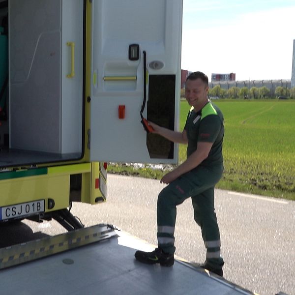 Sebastian Lindén, specialistsjuksköterska i ambulanssjukvård visar hur bakgavellyften fungerar på den bariatriska ambulansen