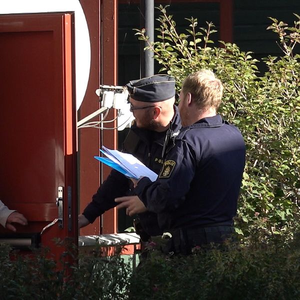 Polisen knackar dörr i bostadsområdet Norrliden i Kalmar.