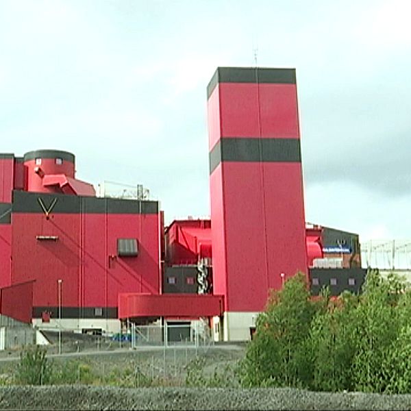 Exteriör på pelletsverket i Svappavaara som är en rödsvart byggnad.