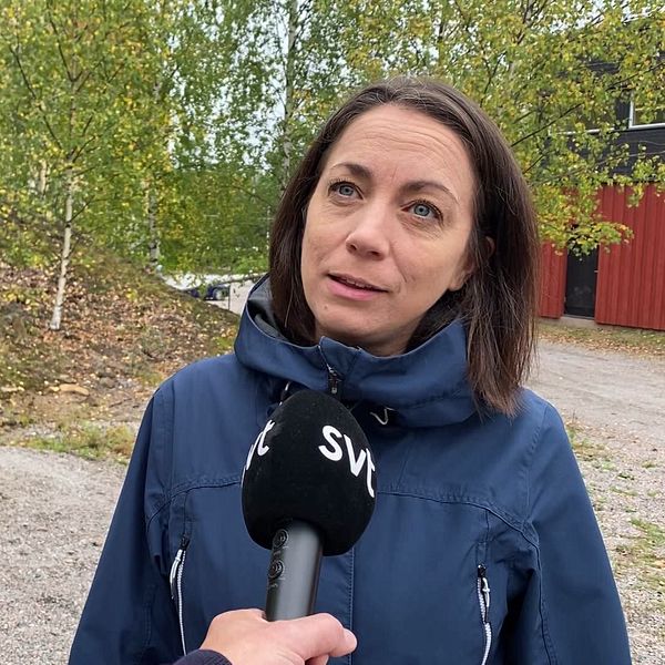 A-traktor på väg, samt Josefin Hallenberg från Transportstyrelsen som intervjuas