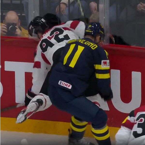Österrikes Bernd Wolf och tackling i Sverige-Österrike på ishockey-VM.