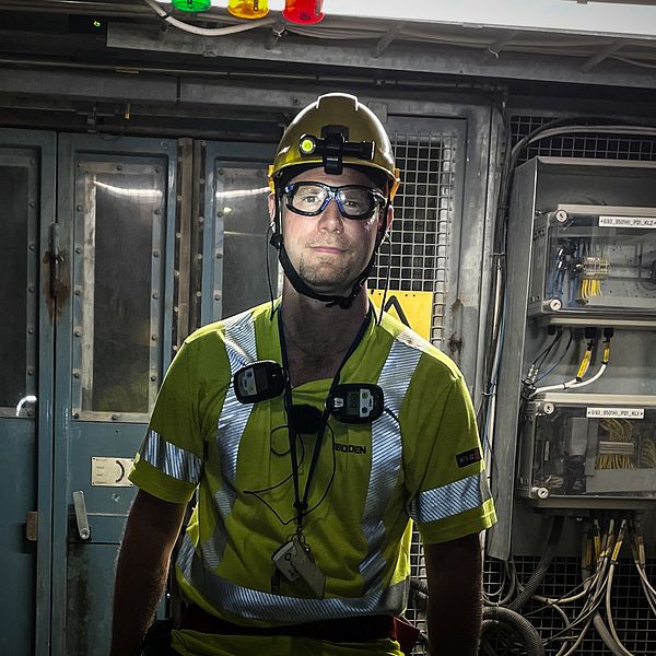Chefgeologen Johan Olsson klivar av hissen 1054 meter under jorden i gruvan i Garpenberg.