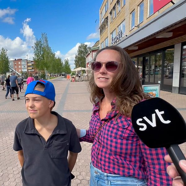 Lina Voulethe Tessert och sonen Jack tittar på polisens tillfälliga övervakningskamerorna i Lycksele