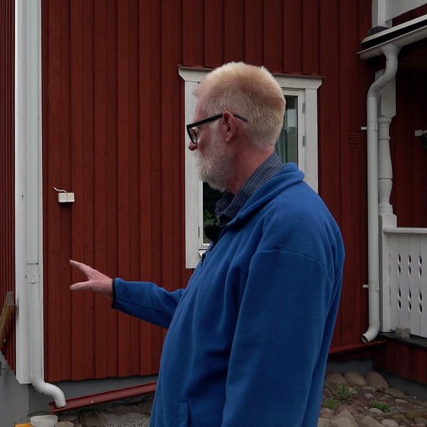 Gert Fredriksson i Rättvik visar skadorna på hans tomt efter Ovädret Hans
