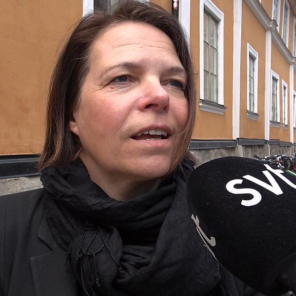 Helena Westin tittar in i kameran samtidigt som hon svarar på en fråga.
