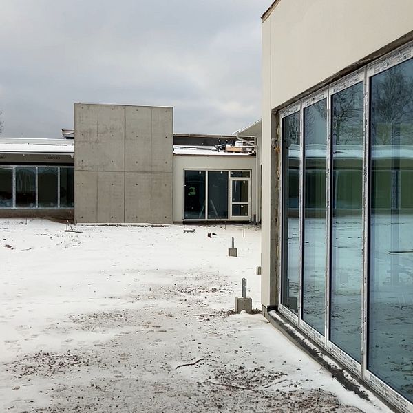 Erika Danker står framför en av utställningshallarna i Mjellby konstmuseum. Andra bilden visar en utomhusbild på Mjellby konstmuseum med snö framför