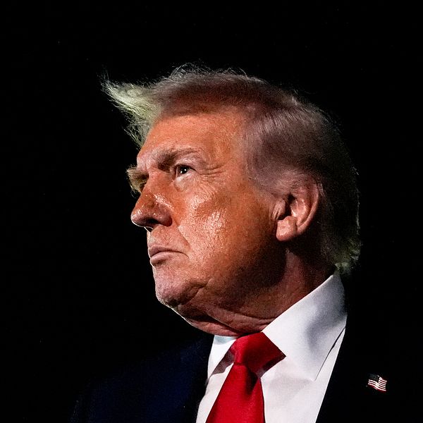 Trump hugger sitt namn i Washingtons sten | SVT Nyheter