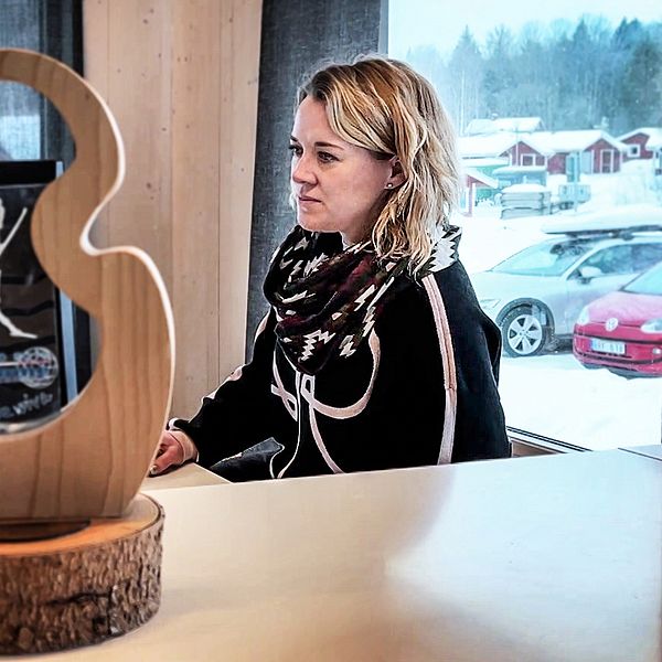 Kajsa Sjösvärd vid prisstatyett inför skid-VM i Falun