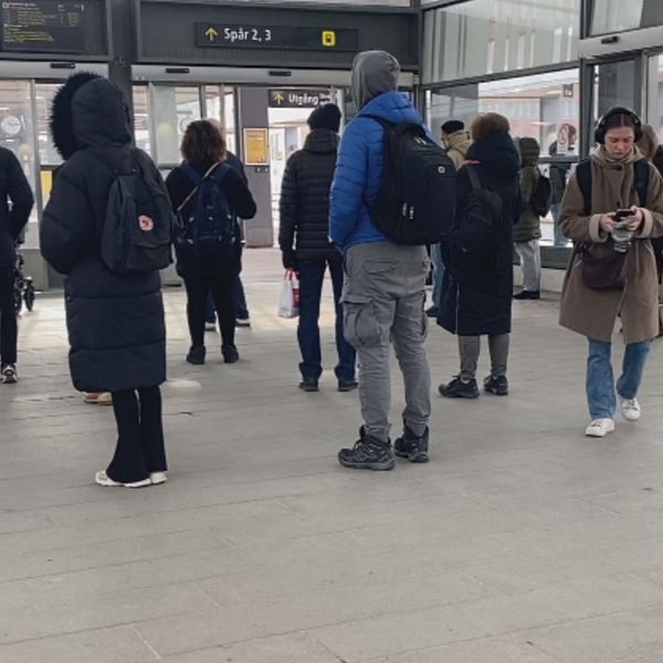 Tvådelad bild. Vänster: tågtavla med inställda tåg. Höger: väntande resenärer i station.