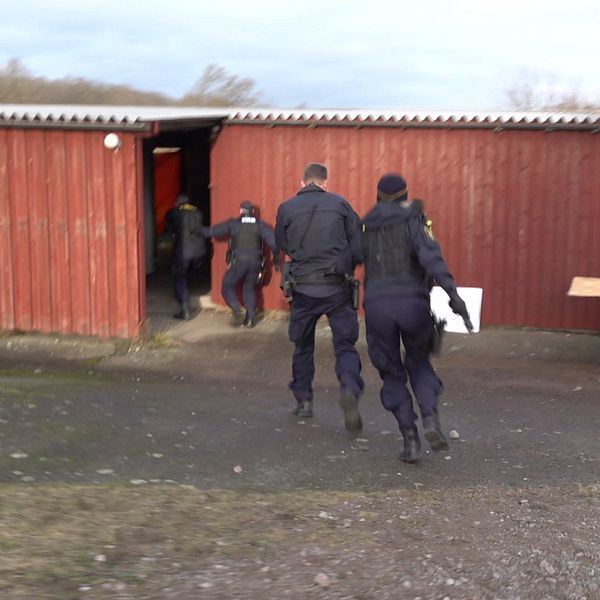 En tvådelad bild där bilden till vänster föreställer en ung tjej med glasögon som ligger fastspänd på en bår. Bilden till höger föreställer poliser som springer med dragna vapen mot ett rött hus.