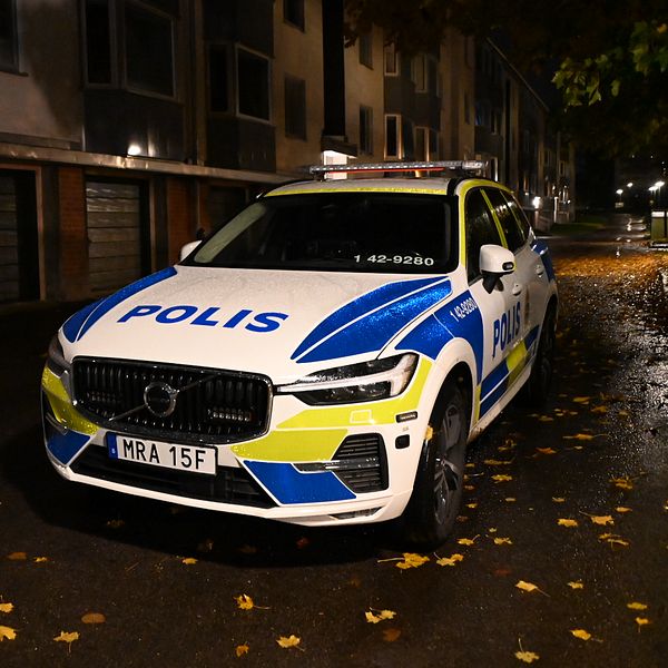 Polisbil vid avspärrad plats efter misstänkt grovt rån i Ektorp, Norrköping