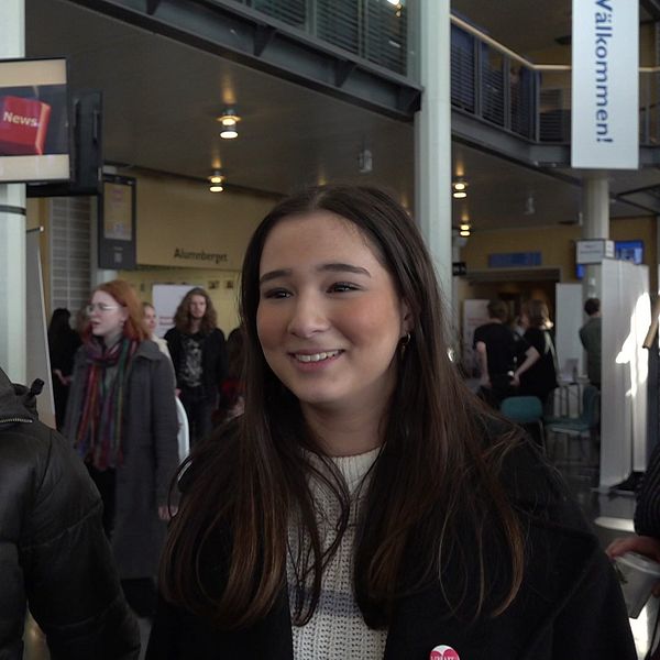Stina Bryne och Ronya Cengiz står i entrén på universitetet.