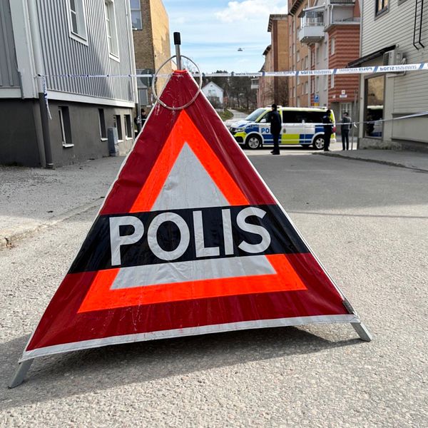 Delad bild. Till vänster polis i uniform, till höger avspärrning och polisskylt på gata.