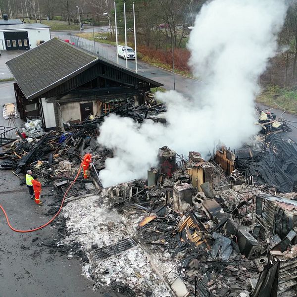 Kommunpolis Alexandra Norén, samt drönarbild över en företagsbyggnad i Perstorp, totalförstörd efter en brand.