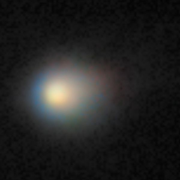 Gemini North observartoriet på Hawaii tog den här närbilden på Komett3I/Atlas. Kometen lyser i flera färger och man kan se att det strömmar ut gas ifrån den.
