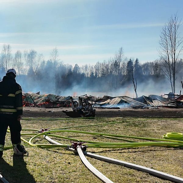 Stor brand i Anumark. En lada har brunnit ner till marken och även en intilliggande byggnad.