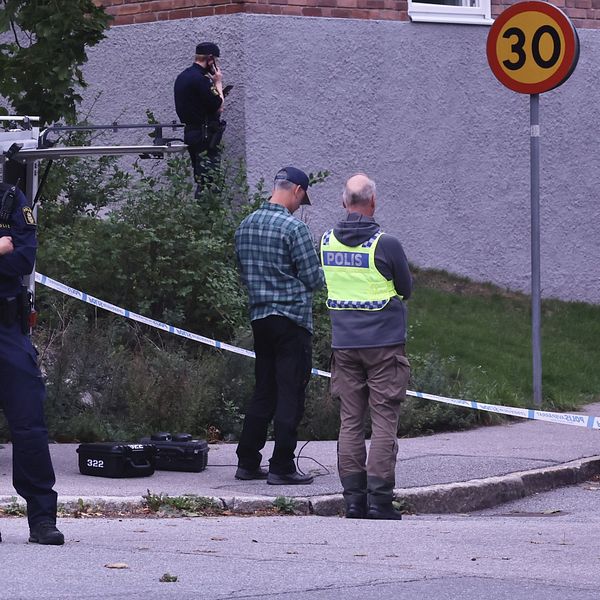 Polis och räddningstjänst vid avspärrning efter fynd av farligt föremål på Hägerstensåsen.