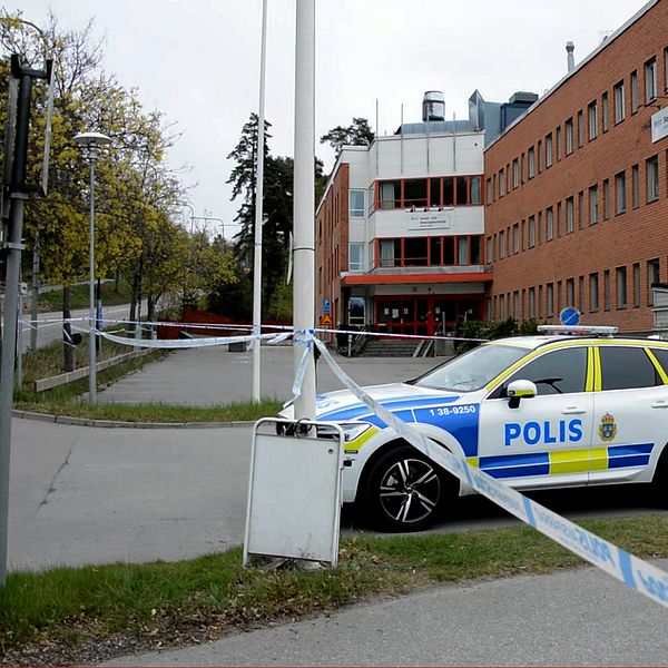 Delad bild. Till vänster: entrédörr med skotthål. Till höger: polisbil vid avspärrat område vid byggnad.