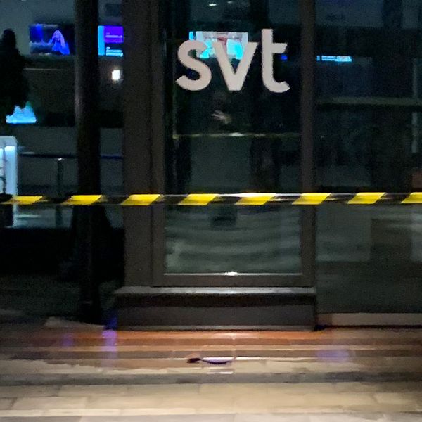 Ingången till SVT:s lokaler avstängd med varningsband .