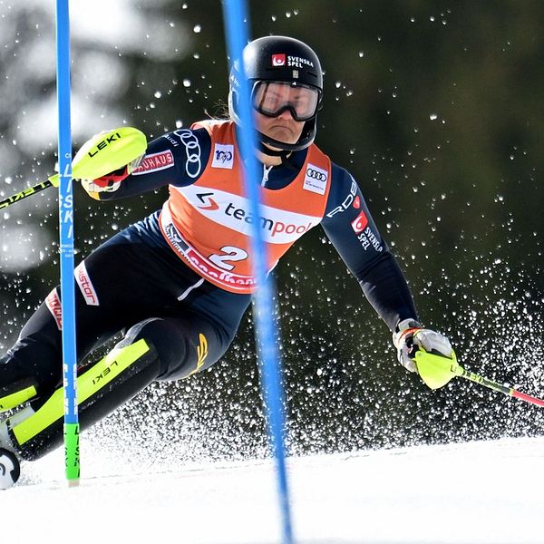 Anna Swenn Larsson leder efter det första slalomåket i Saalbach.