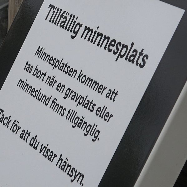 Delad bild. Till vänster: gravljus och blommor på mark. Till höger: skylt om tillfällig minnesplats.