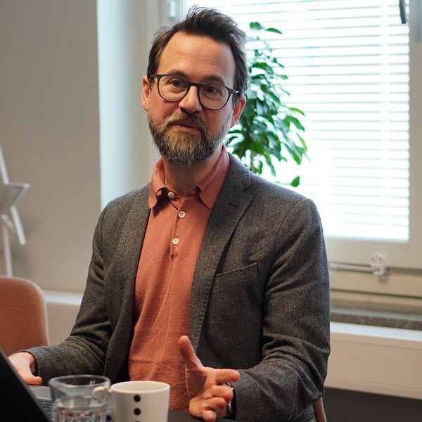 Rafael Waters (S) framför dator