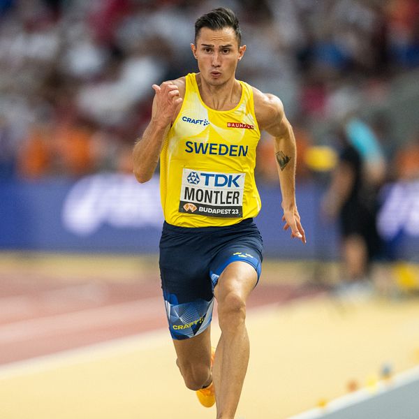 Delad bild av två svenska friidrottare i tävlingssammanhang. Till vänster står en atlet iförd en gul tävlingströja med texten ”Sweden” och ”Larsson”, och håller i en vattenflaska. Till höger springer en annan atlet på en löparbana, även han i gul tävlingströja med texten ”Sweden” och ”Montler”.