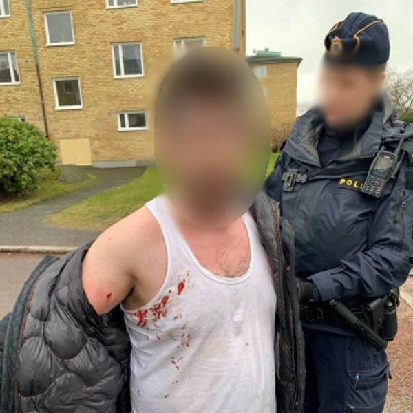 Man grips av polis.