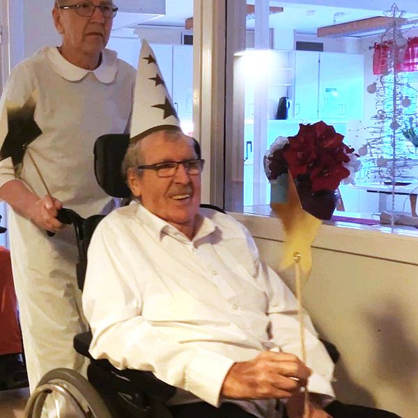 Luciatåg med äldre på äldreboende. Stjärngosse i rullstol, tomte i rullstol.